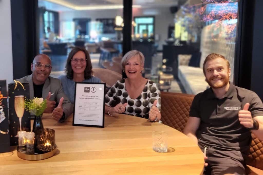 Dit is een afbeelding van de kennispartners Norman, Cindy, Marie Louise en Marco, die aan een tafel vieren dat de website de WCAG 2.1 AA toetsing met glans heeft doorstaan!