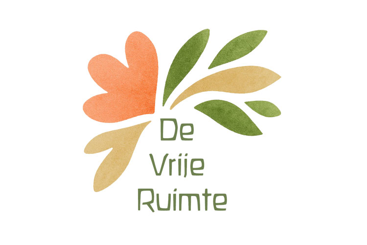 Logo De Vrije Ruimte, met bladeren in natuurlijke pastelkleuren. In groen staat de tekst: De Vrije Ruimte